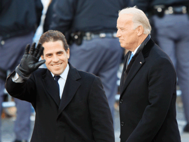   Ông Joe Biden (phải) và con trai Hunter Biden (Ảnh: AFP)  