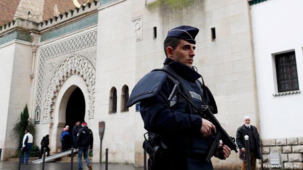 Nhà thờ Hồi giáo ở Paris bị đóng cửa sau khi một giáo viên bị chặt đầu