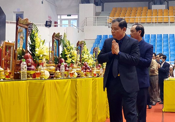 Bộ trưởng Bộ Nông nghiệp và Phát triển nông thôn Nguyễn Xuân Cường tại lễ viếng. - Ảnh: QĐND