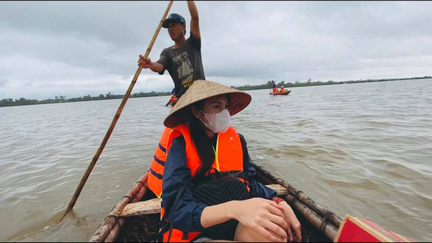 Ca sĩ Thuỷ Tiên đến miền Trung trợ giúp cho bà con chịu ảnh hưởng của mưa lũ.