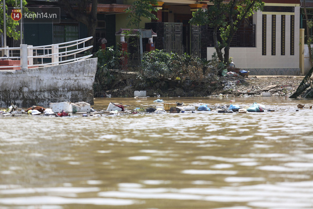 Nước rút sau lũ, người dân Quảng Bình bơi trong 
