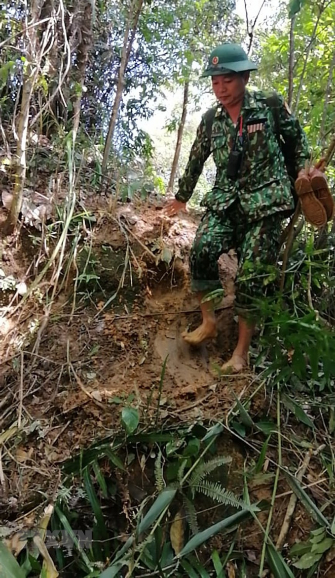   Bộ đội Biên phòng Quảng Trị đi bộ băng rừng 30km để vào xã Hướng Việt. (Ảnh: TTXVN phát)  