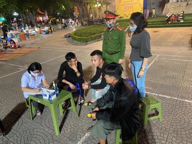 Hà Nội lập 15 chốt tuyên truyền, xử phạt người không đeo khẩu trang quanh hồ Hoàn Kiếm