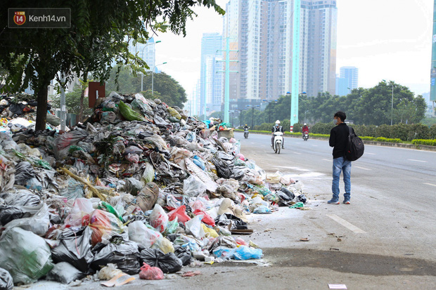   Các điểm tập kết rác trên đường Châu Văn Liêm, phường Mễ Trì, quận Nam Từ Liêm đang được xử lý tạm thời bằng cách rắc vôi trắng.   