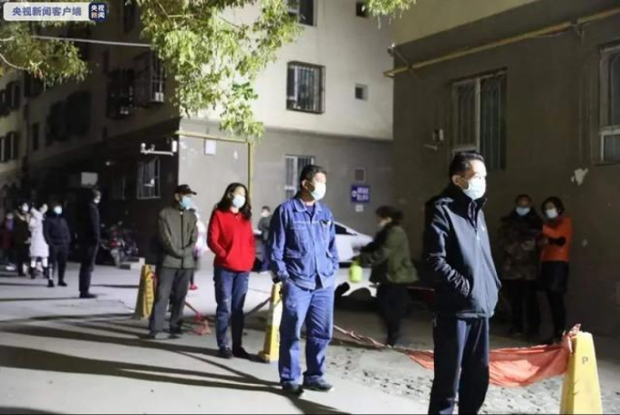 Người dân Kashgar đi xét nghiệm Covid-19 ngay trong đêm. Nguồn: CCTV