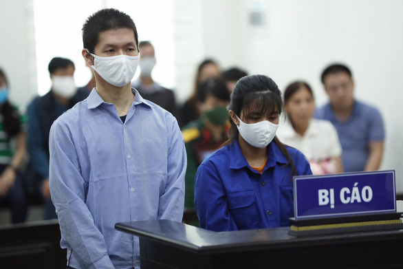   Bị cáo Nguyễn Thị Lan Anh và Nguyễn Minh Tuấn trong phiên tòa sáng 28-10 - Ảnh: DANH TRỌNG  