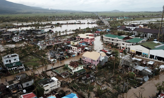 Đường phố tại Malinao, tỉnh Albay, bị nước lũ nhấn chìm sau bão Goni. Ảnh: AFP.