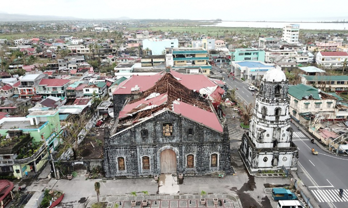 Một nhà thờ ở thành phố Tobaco, tỉnh Albay bị tốc mái trong bão Goni. 