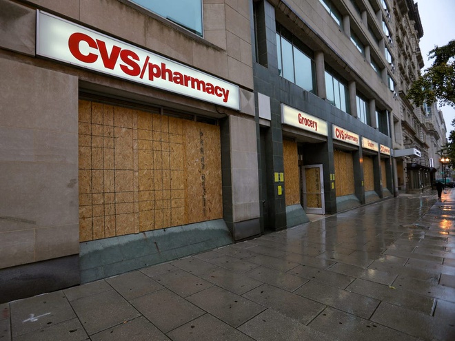 Các tấm ván gỗ ép cũng được dựng lên trước cửa hàng CVS Pharmacy ở gần Nhà Trắng