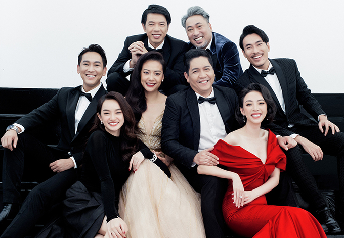 Đạo diễn Quang Dũng (hàng trên, bên phải) cùng bảy dàn diễn viên của phim.