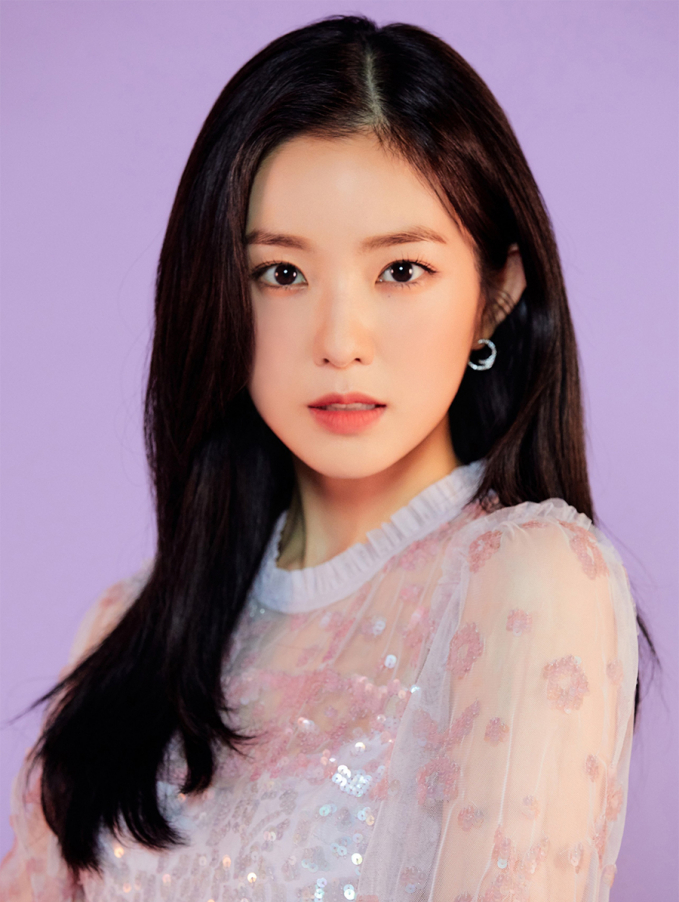 Irene sinh năm 1991, là thành viên của nhóm nhạc Hàn Quốc Red Velvet. Cô được khen ngợi nhờ tài năng và nhan sắc. 