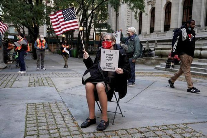 Một người dân New York đòi kiểm kê mọi phiếu bầu. Ảnh: Reuters