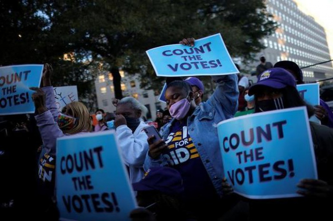 Người dân tụ tập đòi kiểm phiếu tại thủ đô Washington hôm 4/11. Ảnh: Reuters
