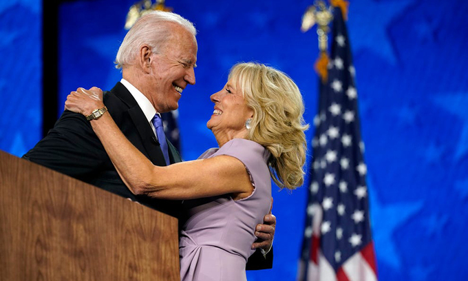   Joe Biden cùng vợ Jill tại Đại hội Đảng Dân chủ ở Wilmington, bang Delaware hôm 20/8. Ảnh: AP.  