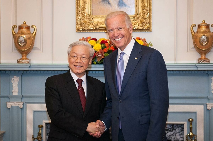   Joe Biden, khi còn là Phó tổng thống Mỹ, bắt tay Tổng bí thư Nguyễn Phú Trọng trong bữa tiệc trưa tại Bộ Ngoại giao Mỹ ở Washington, D.C ngày 7/7/2015. Ảnh: Bộ Ngoại giao.  