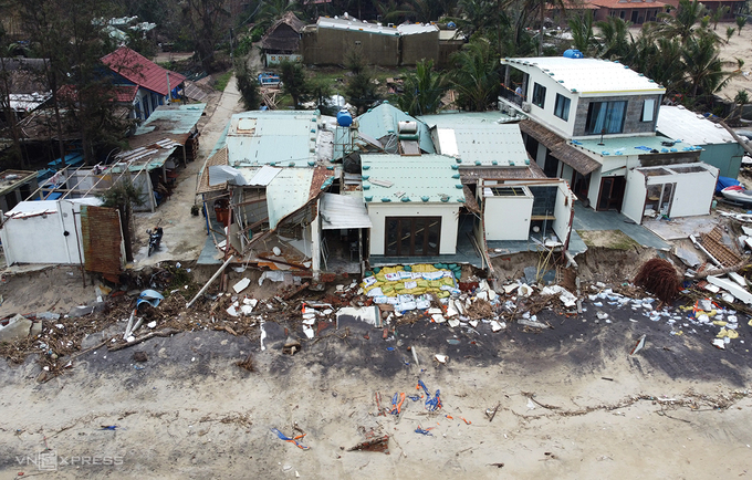   Một loạt ngôi nhà ở, quán nhậu và nhà nghỉ bên bờ biển khối phố Tân Thành, phường Cẩm An bị sóng đánh sập đổ tháng 10/2020. Ảnh: Đắc Thành.  