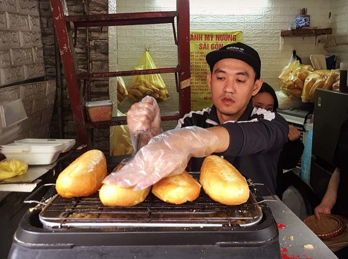 Anh Minh, chủ quán bánh mì.