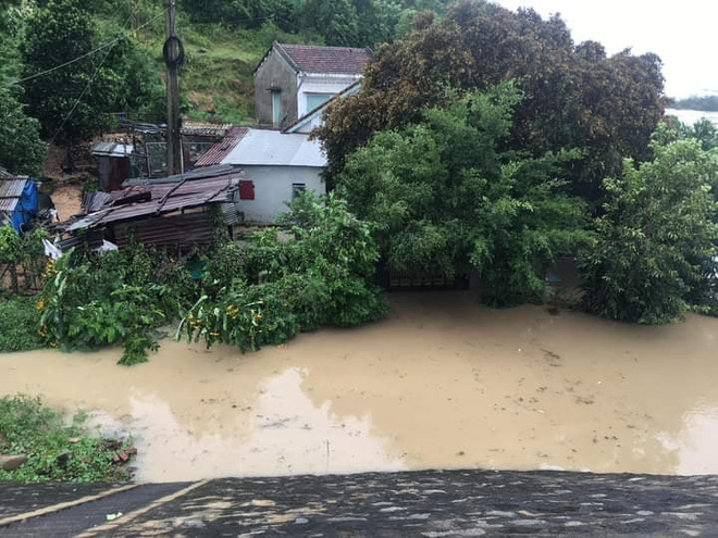 Phú Yên: Lũ dâng nhanh gây ngập lụt nghiêm trọng