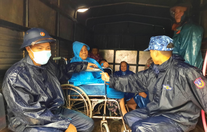 Lực lượng quân đội phối hợp với chính quyền địa phương xã Triệu An, huyện Triệu Phong (Quảng Trị) di chuyển người dân để tránh bão số 13. (Ảnh: Hồ Cầu/TTXVN)