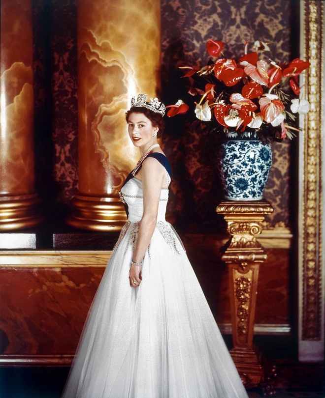 Nữ hoàng Anh tạo dáng cho bức ảnh chân dung khi mặc chiếc váy tuyn tuyệt đẹp và đội vương miện lấp lánh năm 1955. Ảnh: Her Majesty/V&A Images