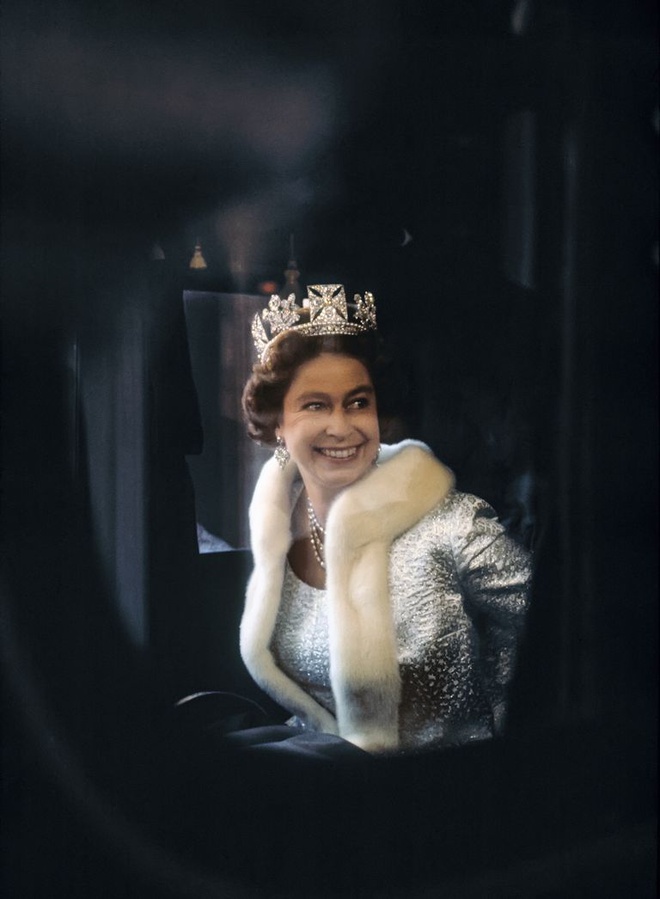 Bức hình này ghi lại nụ cười của nữ hoàng trước ống kính tại Cung điện Buckingham năm 1971. Ảnh: Her Majesty/Getty.