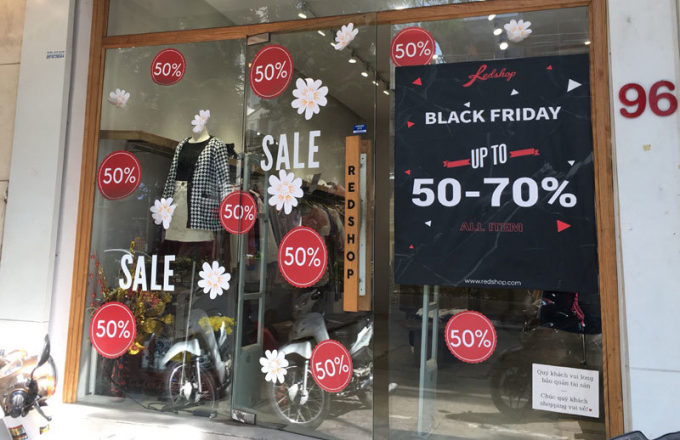 “Cơn bão giảm giá” diễn ra tại khắp các cửa hàng dù chưa đến Black Friday 