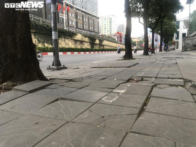   Tại phố Trần Duy Hưng, vỉa hè lát đá tự nhiên đã xuống cấp, cả đoạn dài nhan nhản vết nứt. Thậm chí, nhiều chỗ đá vỡ vụn.  