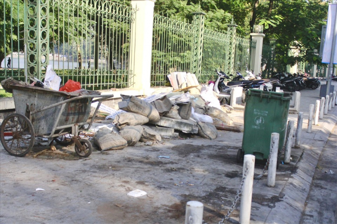 Vỉa hè phố Nguyễn Đình Chiểu đã trở thành nơi đỗ xe, khu tập kết rác. Ảnh: Đức Văn