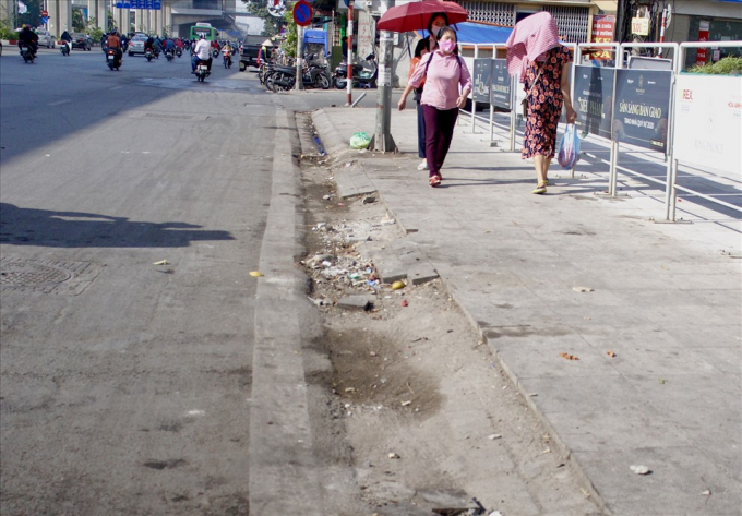 Tại đường Nguyễn Trãi (quận Thanh Xuân), sau 3 năm đã xuất hiện nhiều vị trí đá lát bị bung, vỡ, sụt lún. Những đoạn vỉa để giúp xe lên xuống dễ dàng còn bị vênh, lún so với mặt đường, có chỗ còn bung hoàn toàn. Ảnh: Đức Văn
