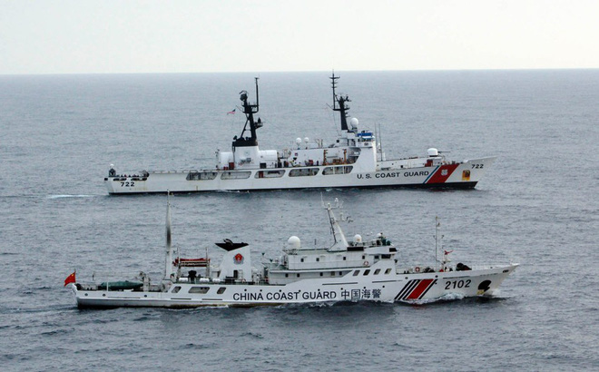 Tàu Hải cảnh Trung Quốc (dưới) và tàu Cảnh sát biển Mỹ trên vùng biển phía bắc Thái Bình Dương, năm 2014 (Ảnh: US Coast Guard)