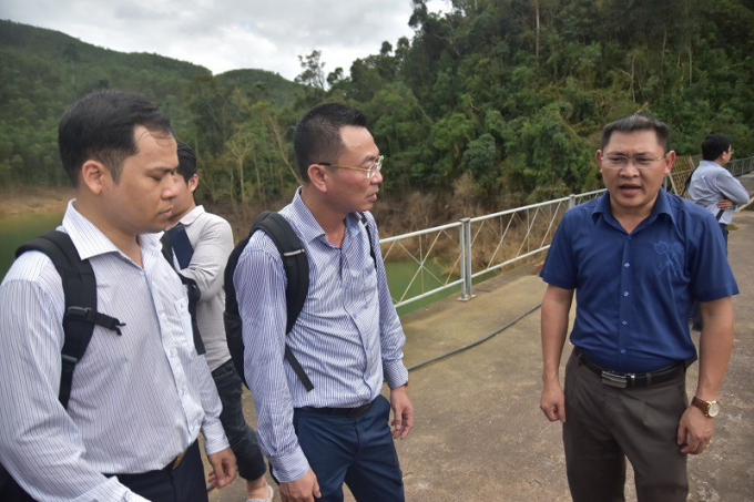   Ông Lê Văn Khoa, Tổng Giám đốc Công ty CP Thủy điện miền Trung Việt Nam - chủ đầu tư nhà máy thủy điện Thượng Nhật (bên phải). Ảnh: NGUYỄN DO  