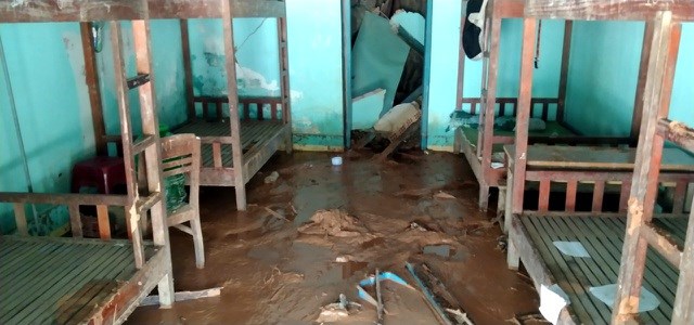 Bùn đất ập vào phòng ngủ của học sinh.