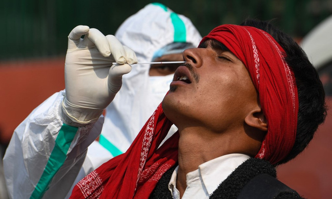   Người dân lấy mẫu xét nghiệm tại New Delhi, Ấn Độ, hôm 19/11. Ảnh: AFP.  