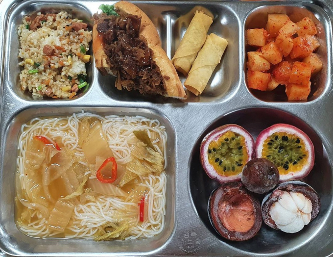 Trong hình là những món ăn mang hương vị Việt như cơm chiên rau củ, bún chan nước lèo, chả ram.