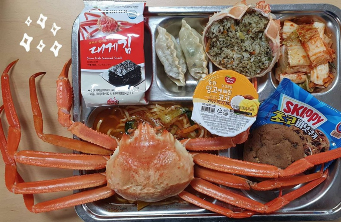Hầu hết bữa ăn nào cũng xuất hiện những món quen thuộc của người Hàn như củ cải muối, các loại hải sản.