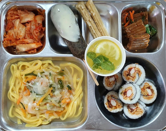 Bữa ăn bao gồm cả các món như kimbap, kim chi, chả cá... Chế độ ăn của học sinh tại các trường ở xứ kim chi được chú trọng đặc biệt.