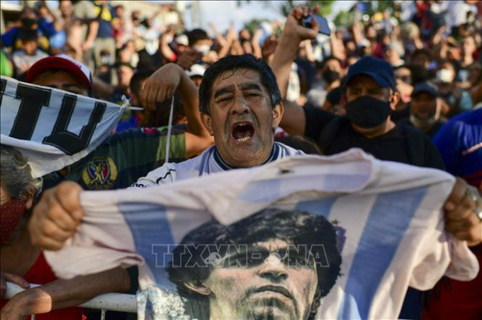 Hàng nghìn người hâm mộ đưa tiễn huyền thoại bóng đá thế giới Diego Maradona