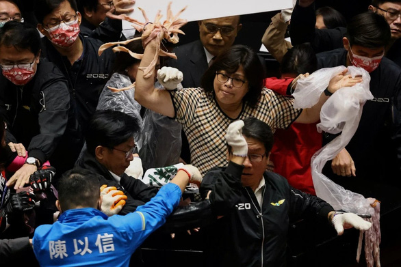   Các nghị sĩ Đài Loan ném ruột heo vào nhau trong cuộc ẩu đả tại nghị viện ở Đài Bắc, Đài Loan ngày 27-11-2020 - Ảnh: REUTERS  