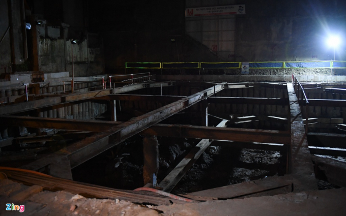 Hiện trường nơi quả bom được phát hiện tại công trình thi công trụ sở Công ty Truyền tải điện 1, chiều 28/11. Quả bom có 2 kíp nổ, nặng 340 kg, đường kính 35 cm, dài khoảng 1 m. 