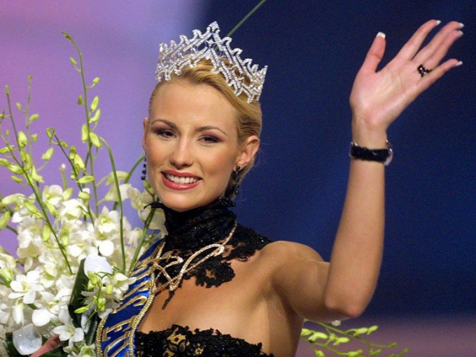 Tại Hoa hậu Hoàn vũ 2001, Élodie Gossuin - đại diện của Pháp bị các trợ lý của Chủ tịch Miss Universe nghi là người chuyển giới vì bàn tay to bất thường. Sự việc chỉ được giải quyết khi bà Genevieve de Fontenay - Chủ tịch Hoa hậu Pháp - làm rõ với ê-kíp Miss Universe.