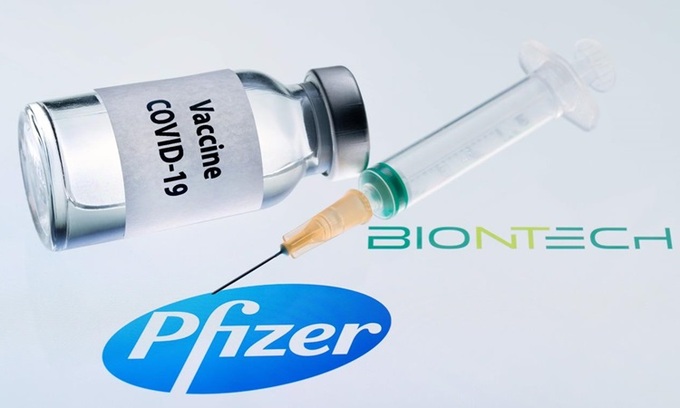   Lọ minh họa cho vaccine Covid-19 của Pfizer và BioNTech. Ảnh: AFP.  