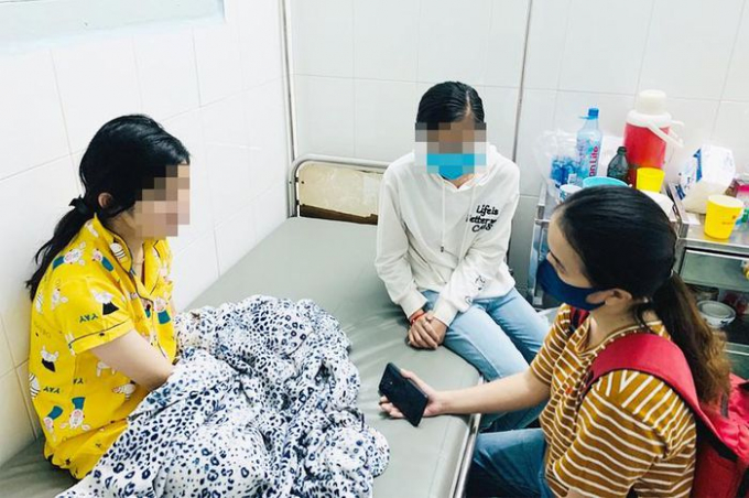   Nữ sinh NTNY (ngồi dựa tường) đang được điều trị tại BV Nhi đồng 2 TP.HCM. Ảnh: HL  