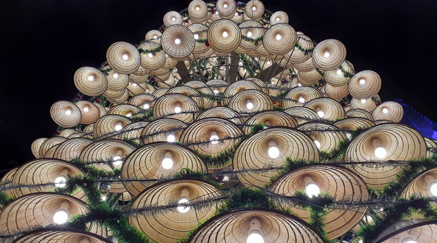 Cây thông Noel được kết từ 1000 nón lá tại Nghệ An