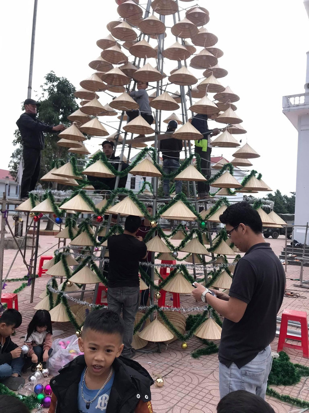 Cây thông Noel được kết từ 1000 nón lá tại Nghệ An
