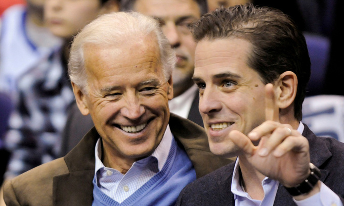   Joe Biden (trái) và con trai Hunter tại Washington năm 2010. Ảnh: Reuters.  