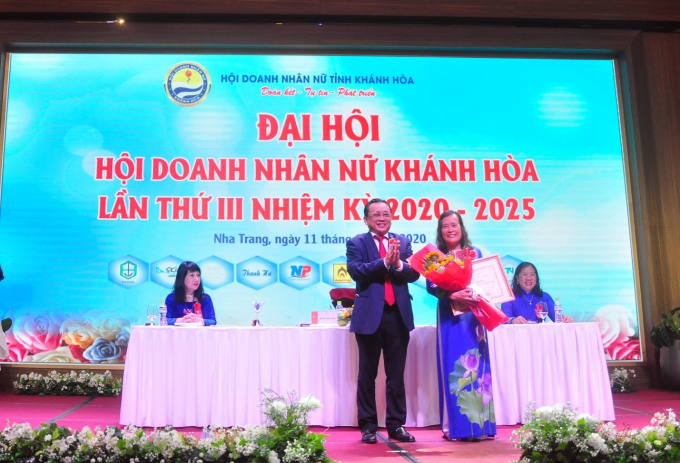   Ông Lê Hữu Hoàng, Phó Chủ tịch UBND tỉnh trao tặng bằng khen của UBND tỉnh Khánh Hòa cho Hội Doanh Nhân Nữ Khánh Hòa.  