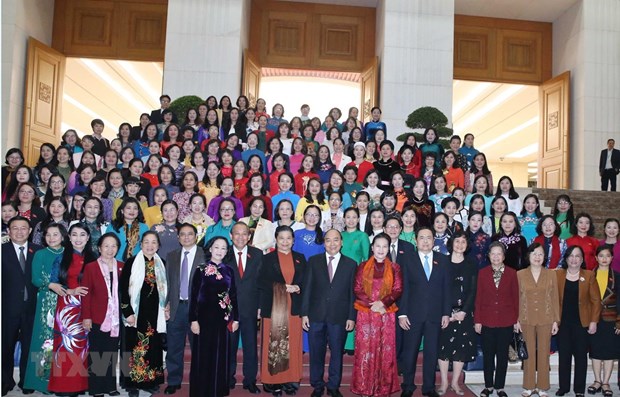   Thủ tướng Chính phủ Nguyễn Xuân Phúc gặp mặt các lãnh đạo và đại biểu Quốc hội nữ. (Ảnh: TTXVN)   