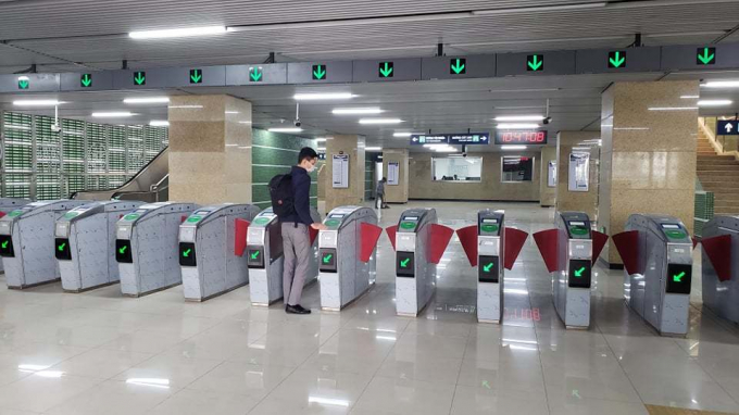 Cửa soát vé tự động tại nhà ga đường sắt đô thị Cát Linh - Hà Đông.