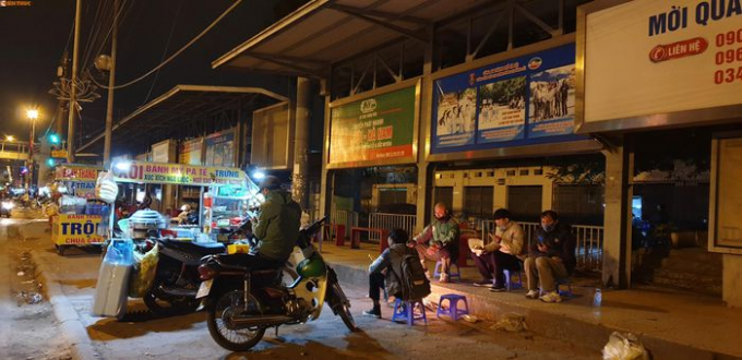 Những người lao động bốc vác tại chợ đầu mối Minh Khai (quận Nam Từ Liêm) cũng phải đốt lửa sưởi ấm.