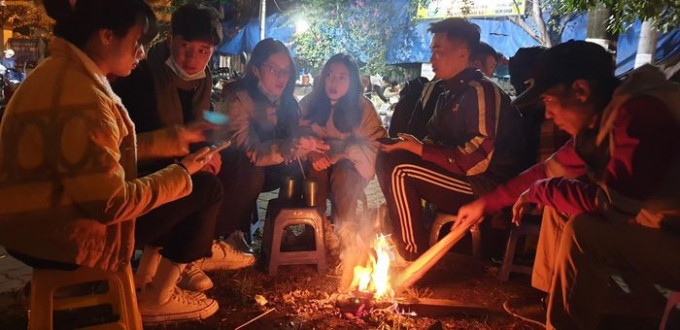   Các nhóm sinh viên lại tỏ ra thích thú với không khí lạnh rét vì có thể tụ tập để nói chuyện, quây quần bên đám lửa ở các quán nước vỉa hè.  